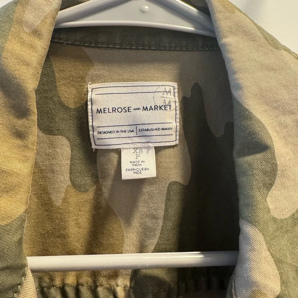 Cropped cameo jacket. Size XS. Worn twice perfect condition - Picture 2 of 2